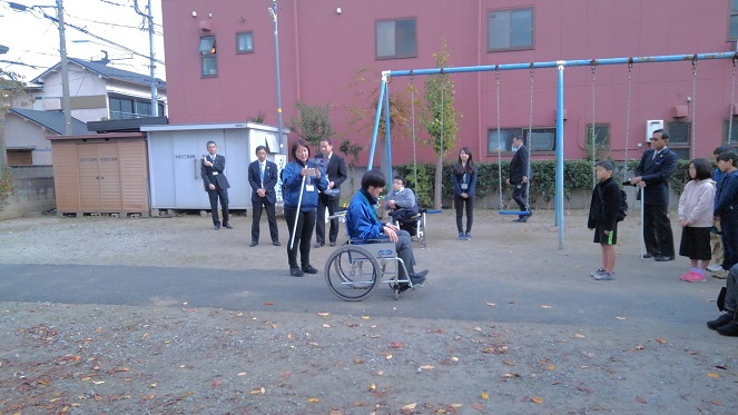 車椅子の操作などを説明する市の福祉部門職員
